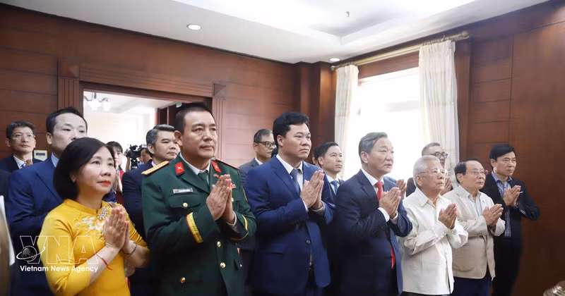 Los delegados ofrecen incienso en homenaje al Presidente Ho Chi Minh. (Foto: VNA)