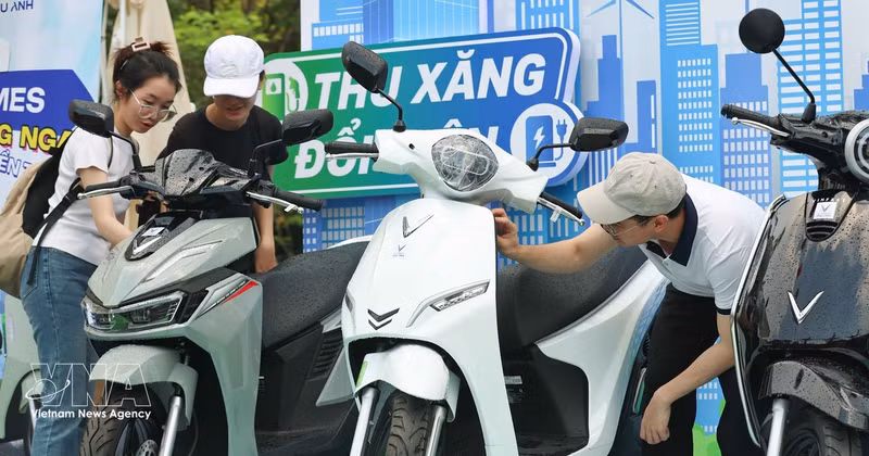 En el marco del “Día de la Transición Verde 2026”, celebrado en el Parque Cau Giay (barrio de Cau Giay, Hanói), se llevan a cabo actividades de exhibición y experiencia de vehículos eléctricos, junto con un programa de asesoramiento y apoyo para la conversión de motocicletas de gasolina a eléctricas. (Foto: VNA)