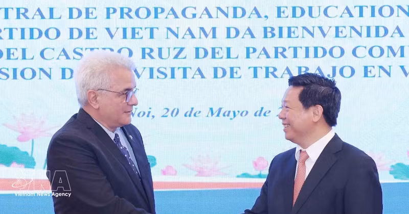El subjefe de la Comisión de Propaganda, Educación y Movilización de Masas del Comité Central del Partido Comunista de Vietnam, Tran Thanh Lam, y René González Barrios, director del Centro Fidel Castro Ruz. (Foto: VNA)