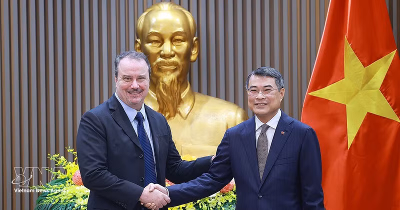 El primer ministro Le Minh Hung (derecha) recibe al embajador Rick Switzer, representante comercial adjunto de Estados Unidos. (Foto: VNA)