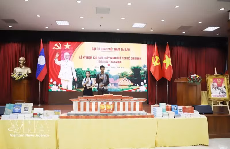 Estudiantes de la Escuela Bilingüe Laos-Vietnam Nguyen Du recitan poemas y narran historias sobre el Presidente Ho Chi Minh durante el acto conmemorativo por el 136º aniversario de su natalicio en Laos. (Foto: VNA)