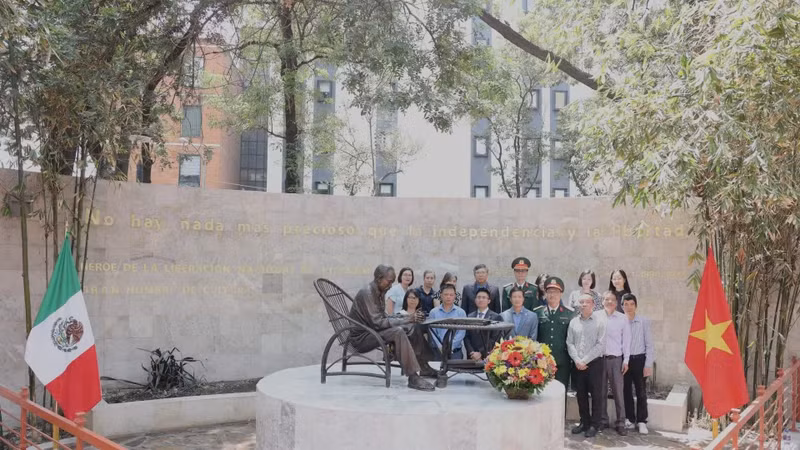 Los funcionarios de la Embajada de Vietnam en México, junto con representantes de entidades vietnamitas acreditadas en este país, rinden homenaje al Presidente Ho Chi Minh ante su monumento. (Foto: VNA)