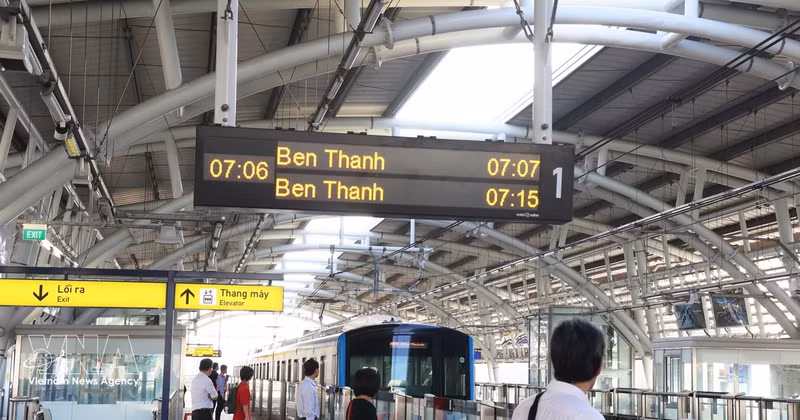 Los pasajeros esperan el metro en la estación Thao Dien, en el barrio de An Khanh, Ciudad Ho Chi Minh. (Foto: VNA)