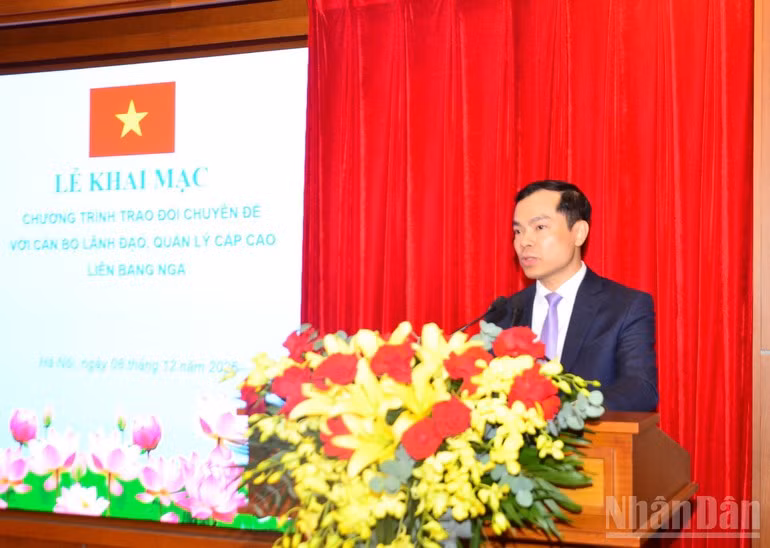El profesor asociado doctor Nguyen Manh Hung, subdirector de la Academia Nacional de Política Ho Chi Minh y vicepresidente del Consejo Teórico Central, habla en el evento.