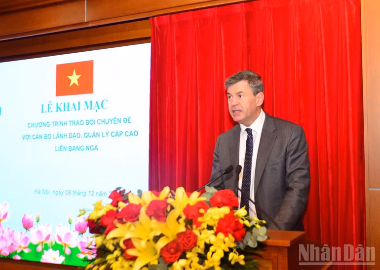El director de la Academia de Administración Pública y Economía Nacional de Rusia, Alexey Komissarov, interviene en la ceremonia inaugural. (Foto: Pham Cuong)