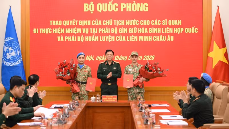 El coronel general Nguyen Truong Thang, viceministro de Defensa, y representantes de la cartera felicitan a los oficiales participantes.