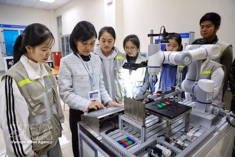 Estudiantes realizando prácticas de programación de microcontroladores en el Cogelio Tecnológico Vietnam-Corea del Sur en Bac Giang. (Foto: VNA)