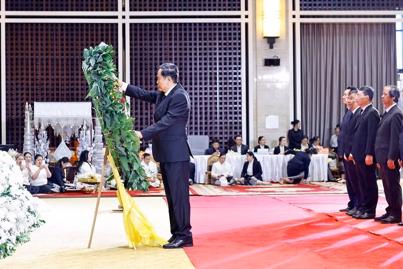La delegación de alto nivel del Partido y el Estado de Vietnam, encabezada por Tran Thanh Man, miembro del Buró Político y presidente de la Asamblea Nacional, acude a rendir homenaje a Xaysomphone Phomvihane, miembro del Buró Político y presidente de la Asamblea Nacional de Laos. (Fuente: VNA)