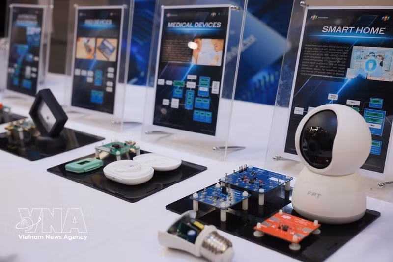 Productos inteligentes, chips y semiconductores se exhibieron en la ceremonia de inauguración del Centro Nacional de Apoyo a la Producción de Chips Semiconductores el 26 de junio de 2026. (Foto: VNA)