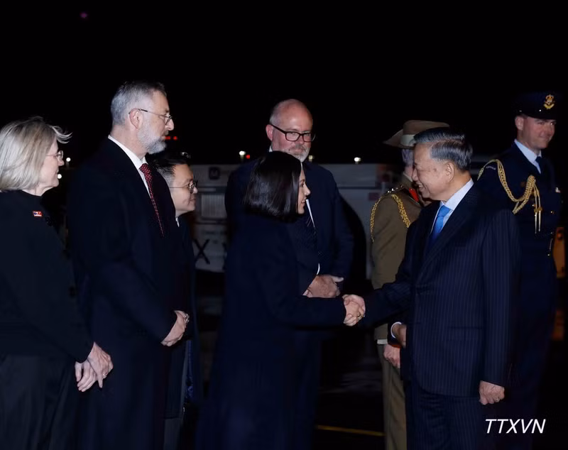 Funcionarios australianos reciben al máximo dirigente de Vietnam, To Lam, en el aeropuerto de Sídney Kingsford Smith.