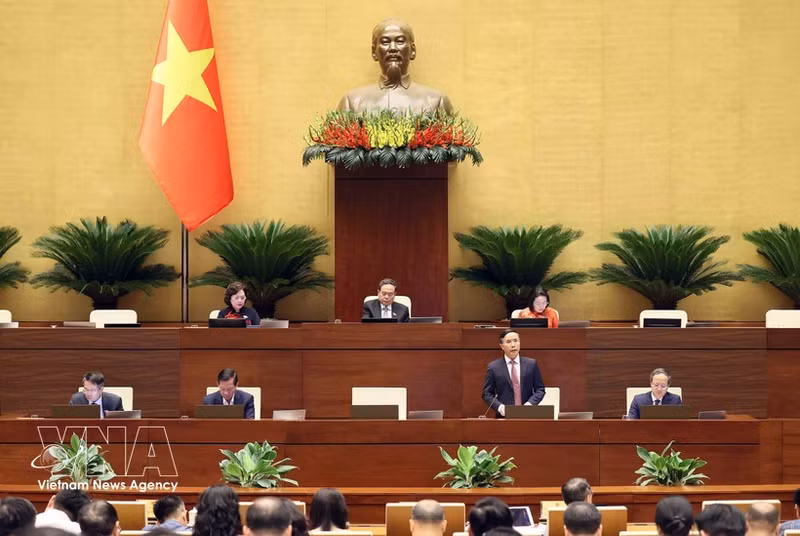 Parlamento vietnamita debate medidas para reforzar seguridad bancaria e impulsar economía digital. (Fuente: VNA)