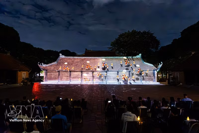 La moderna proyección cartográfica en 3D sobre la antigua arquitectura del Templo de la Literatura recrea la trayectoria de los estudiosos vietnamitas para un amplio público. (Fuente: VNA)