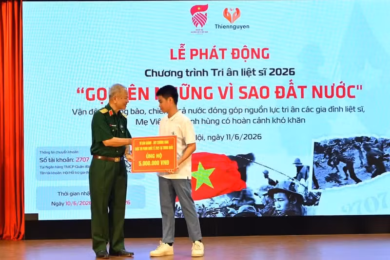Vu Bao Khanh, de la ciudad de Hai Phong, dona el importe del primer premio que ganó en un concurso de piano en China. (Foto: Nhan Dan)