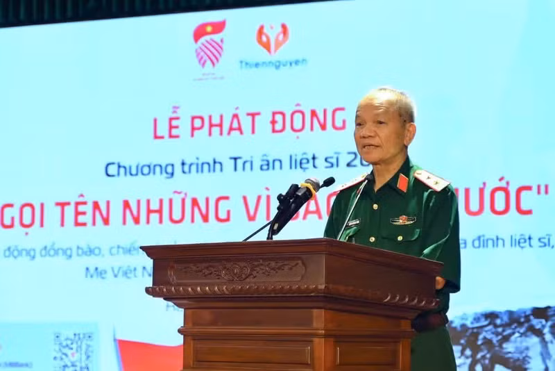 El teniente general Hoang Khanh Hung, presidente de la Asociación de Apoyo a las Familias de los Mártires de Vietnam, interviene en el evento. (Foto: Nhan Dan)