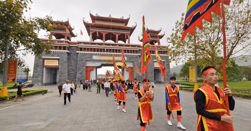 La procesión tradicional avanza hacia la zona ceremonial.