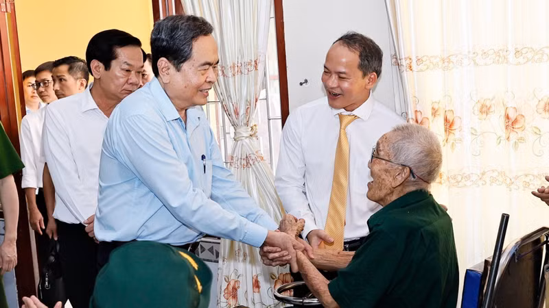 El presidente de la Asamblea Nacional, Tran Thanh Man, saluda a un veterano en el Centro de atención para inválidos de guerra y personas con méritos revolucionarios de Long Dat, en la comuna de Long Hai, Ciudad Ho Chi Minh. (Foto: Nhan Dan)