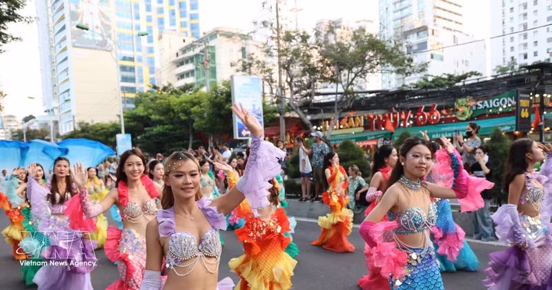 El ambiente vibrante del desfile de carnaval en la calle Tran Phu, en la ciudad de Nha Trang, provincia vietnamita de Khanh Hoa. (Foto: VNA)