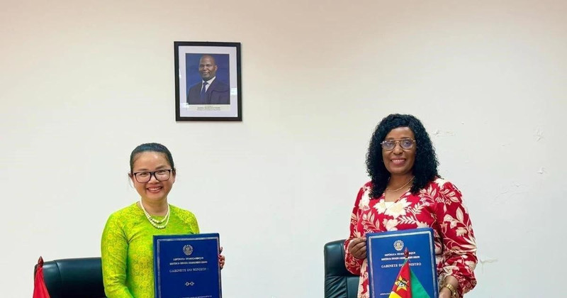 La embajadora vietnamita en Mozambique, Tran Thi Thu Thin, y la ministra de Educación y Cultura de ese país, Samaria Tovela. (Foto: Cortesía de la Embajada de Vietnam en Mozambique)