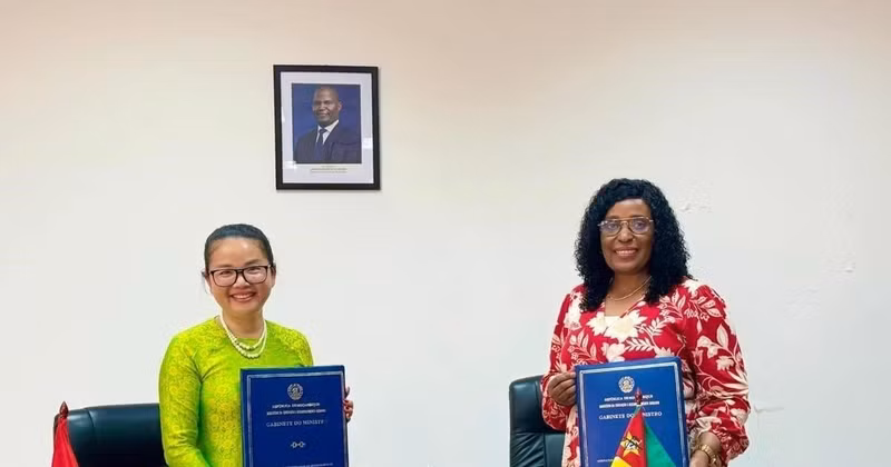 La embajadora vietnamita en Mozambique, Tran Thi Thu Thin, y la ministra de Educación y Cultura de ese país, Samaria Tovela. (Foto: Cortesía de la Embajada de Vietnam en Mozambique)