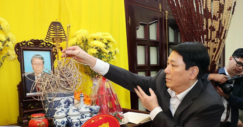 El presidente Luong Cuong rinde homenaje al expresidente Tran Duc Luong (Foto: VNA)