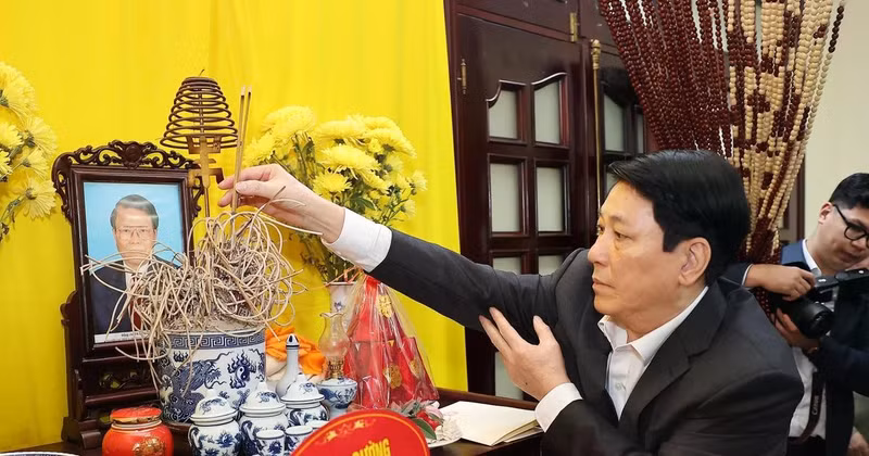 El presidente Luong Cuong rinde homenaje al expresidente Tran Duc Luong (Foto: VNA)