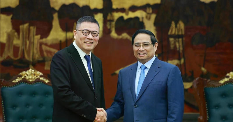 El primer ministro de Vietnam, Pham Minh Chinh, recibe a Hong Tianzhu, presidente del Grupo Texhong de China. (Fuente: VNA)