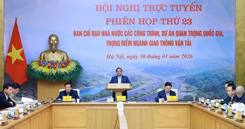 El primer ministro Pham Minh Chinh preside la reunión (Fuente: VNA)