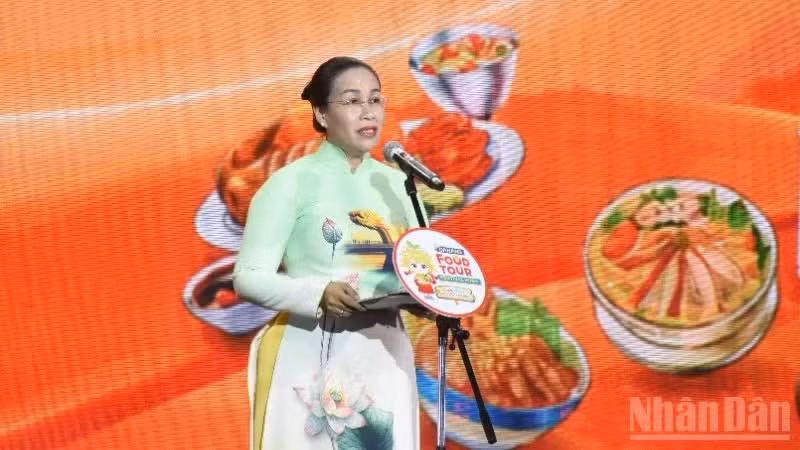 La vicepresidenta del Comité Popular de Da Nang, Nguyen Thi Anh Thi, pronuncia el discurso inaugural.