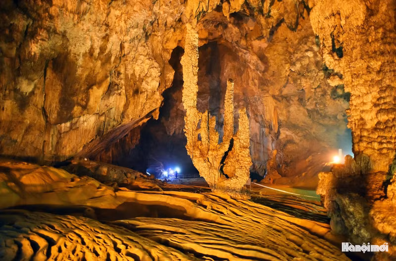 En el centro de la cueva se yergue una gigantesca estalagmita que se alza como un símbolo singular y misterioso.