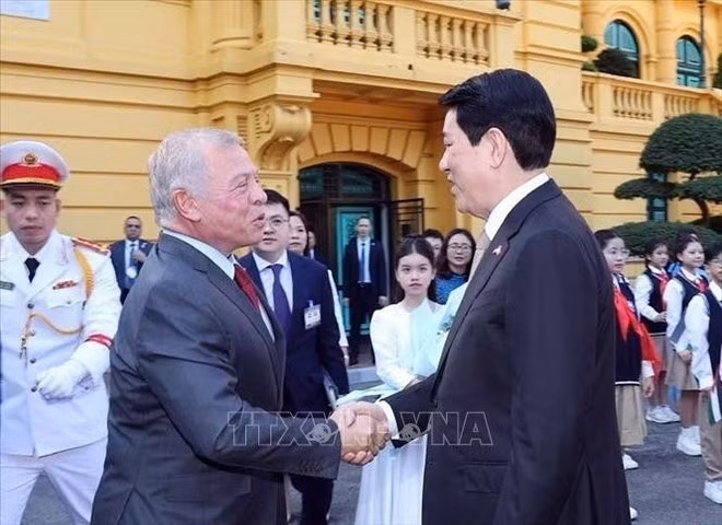 El presidente de Vietnam, Luong Cuong, recibe al Rey de Jordania, Abdullah II bin Al Hussein. (Foto: VNA)