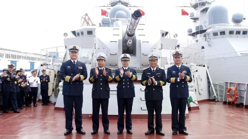 Líderes de la Base Naval de Guangzhou visitan el buque 015 Tran Hung Dao.