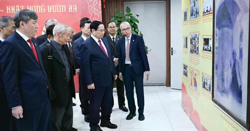 El primer ministro Pham Minh Chinh visita la Academia de Ciencias Sociales de Vietnam. 