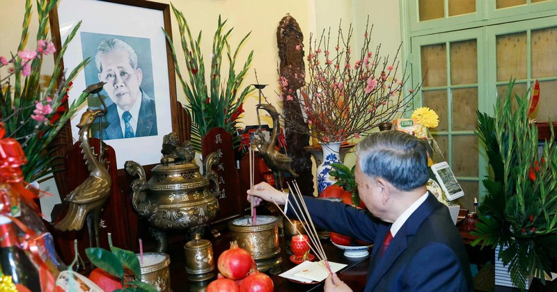 El secretario general del Partido Comunista de Vietnam, To Lam, ofrece incienso en memoria al secretario general Le Duan. (Foto: VNA)