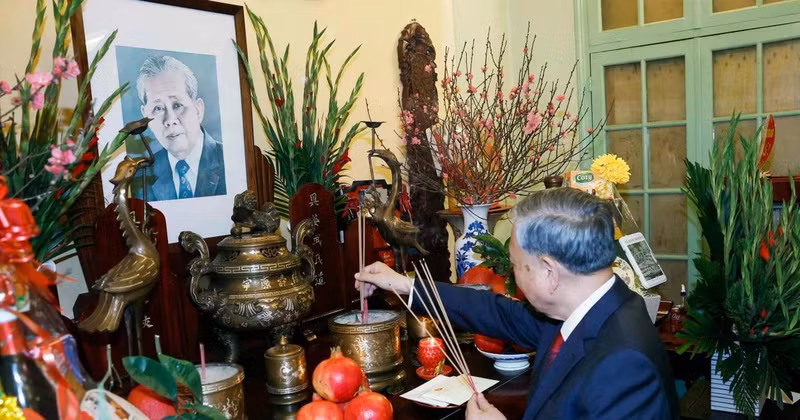 El secretario general del Partido Comunista de Vietnam, To Lam, ofrece incienso en memoria al secretario general Le Duan. (Foto: VNA)