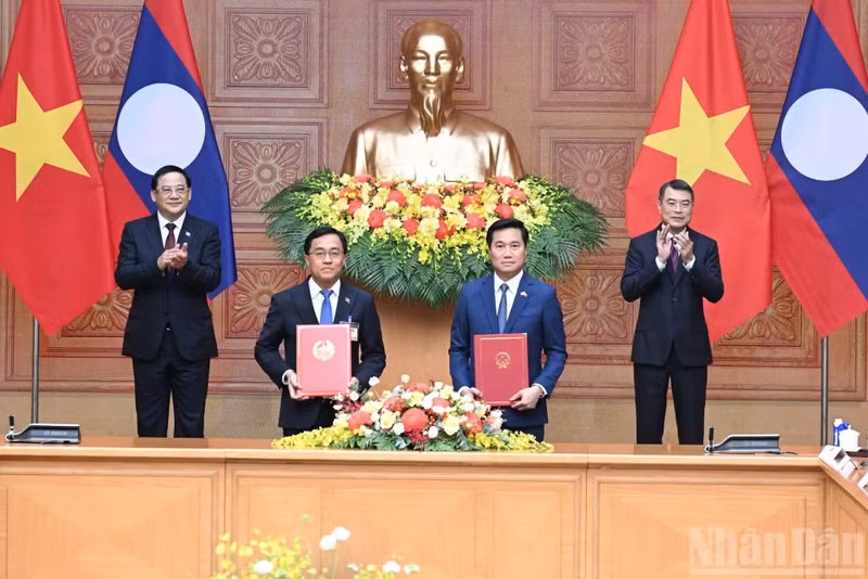 El primer ministro vietnamita, Le Minh Hung, y su homólogo laosiano, Sonexay Siphandone, presencian la firma de un Memorando de Entendimiento entre los dos Gobierno sobre la cooperación en materia de transporte para el período 2026-2035.
