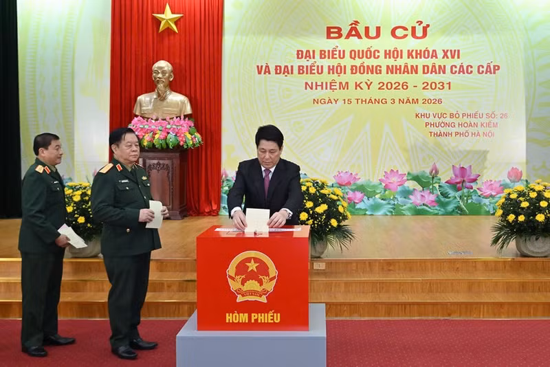 El presidente del país, Luong Cuong, deposita su papeleta en la urna.