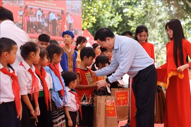 El viceprimer ministro Mai Van Chinh entrega regalos a alumnos de minorías étnicas en la comuna fronteriza de Ia Rve. (Fuente: VNA)