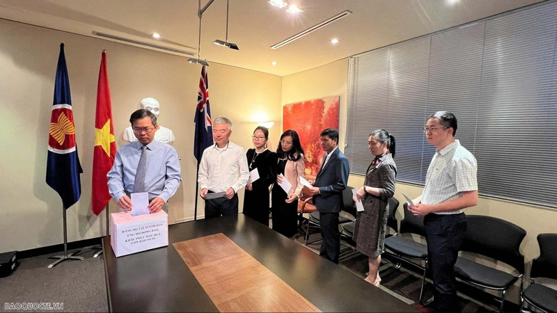 El embajador Pham Hung Tam, los cónsules generales Nguyen Thanh Tung y Nguyen Thanh Ha, junto con trabajadores de las misiones diplomáticas vietnamitas en Australia, recaudan fondos para los compatriotas afectados por el tifón y las inundaciones. 