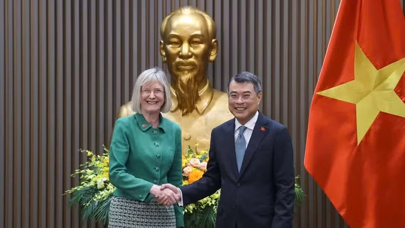 El primer ministro de Vietnam, Le Minh Hung, recibe a la embajadora de Australia en Vietnam, Gillian Bird.