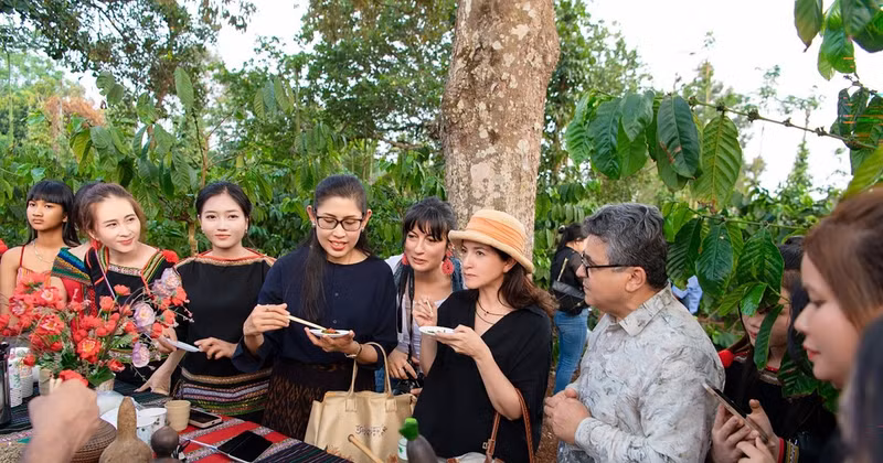 La embajadora Urawadee Sriphiromya de Tailandia, la embajadora Camila Polo Florez de Colombia y el embajador Saadi Salama de Palestina (en el centro, de izquierda a derecha) disfrutan de la cultura cafetera local en una plantación de café en Buon Tong Ju, Dak Lak. (Foto: https://doanhnghiepkinhtexanh.vn)