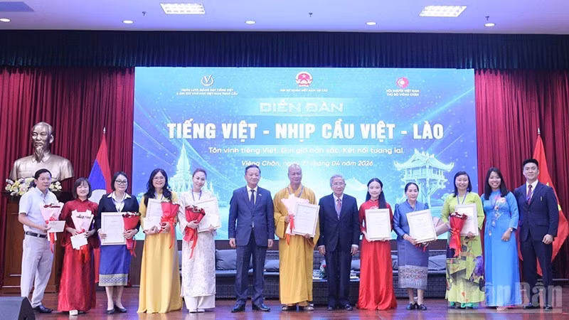 El embajador Nguyen Minh Tam reconoce a individuos y colectivos con destacadas contribuciones a la enseñanza y difusión del idioma vietnamita en Laos.