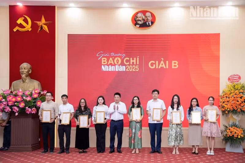 Ganadores del Premio B del V Concurso de Periodismo de Nhan Dan. (Foto: MINH DUY)