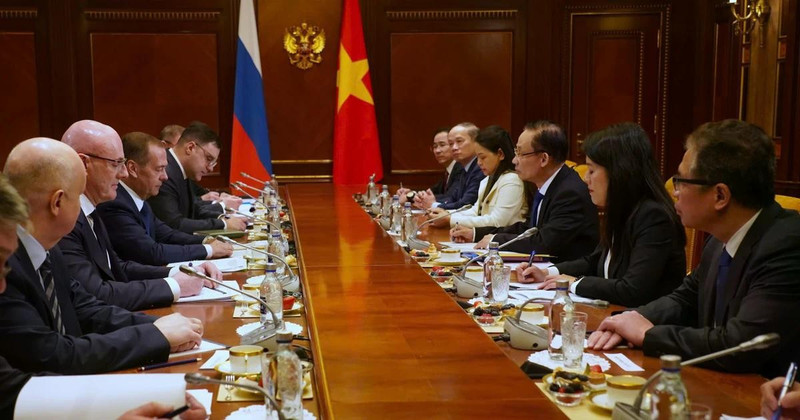 El enviado especial del secretario general del Partido Comunista de Vietnam (PCV), To Lam, miembro del Buró Político y ministro de Relaciones Exteriores, Le Hoai Trung, en encuentro con el presidente del partido Rusia Unida, Dmitry Medvedev.
