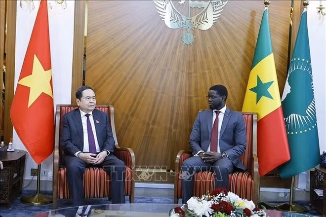 El titular de la Asamblea Nacional de Vietnam, Tran Thanh Man, se reúne con el presidente de Senegal, Bassirou Diomaye Faye. (Fuente: VNA)
