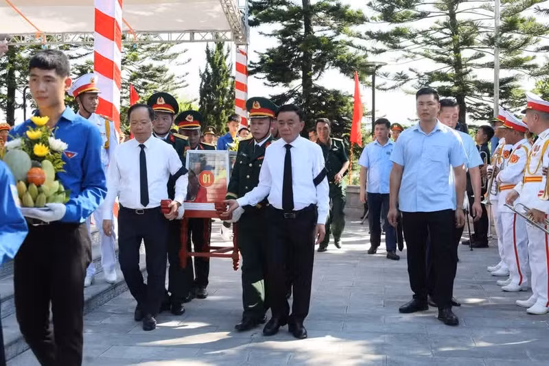 Tran Cam Tu, miembro del Buró Político y miembro permanente del Secretariado del Comité Central del Partido Comunista de Vietnam, rinde homenaje a los mártires.