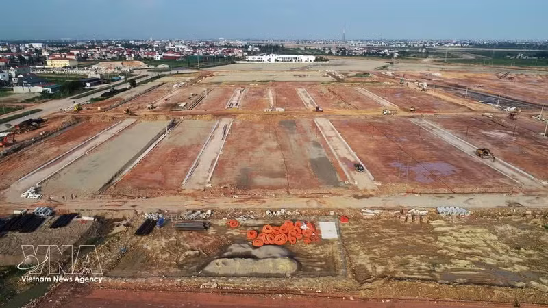 Se prevé que la infraestructura de la zona de reasentamiento, que abarca más de 140 hectáreas en la comuna de Gia Binh, esté terminada en julio. (Fuente: VNA)