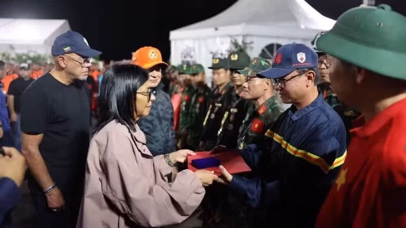 La presidenta interina de Venezuela, Delcy Rodríguez, saluda al equipo de rescatistas vietnamitas durante la ceremonia celebrada en el estado de La Guaira el 3 de julio de 2026.