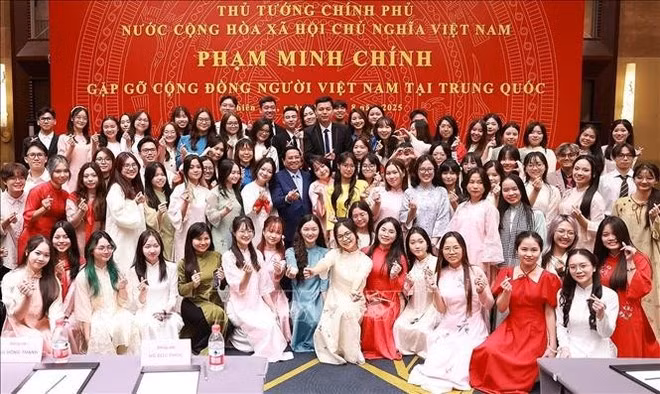 El primer ministro Pham Minh Chinh se reúne con la comunidad vietnamita residente en China (Fuente: VNA)