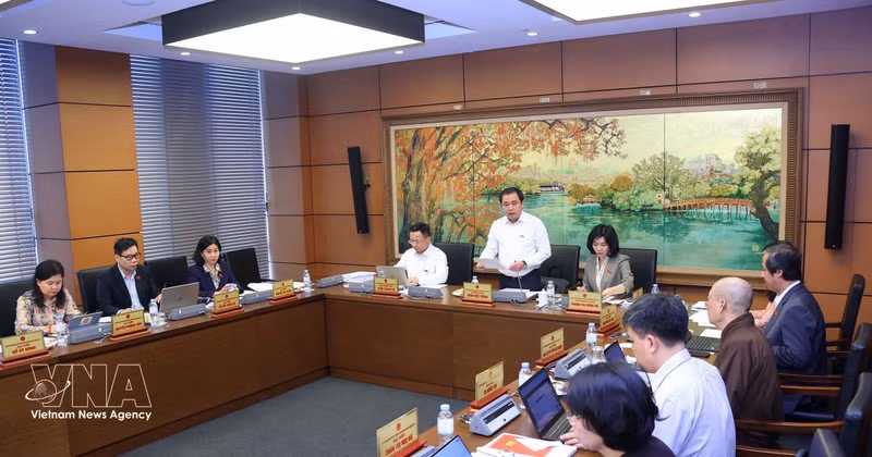 Los diputados de la Asamblea Nacional de Vietnam discuten el proyecto de la Resolución 80-NQ/TW del Buró Político. (Foto: VNA)