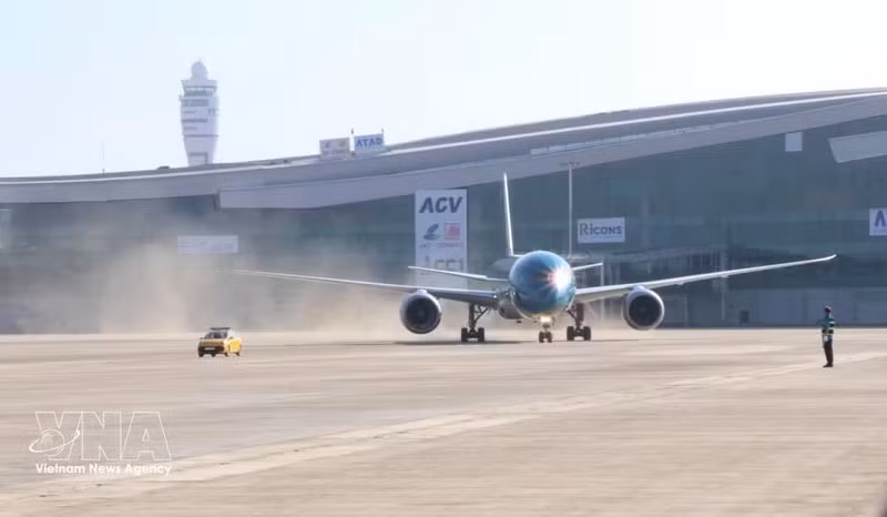 El 19 de diciembre de 2025, el primer vuelo aterrizó en el aeropuerto de Long Thanh, marcando un hito importante para la aviación vietnamita. (Foto: VNA)